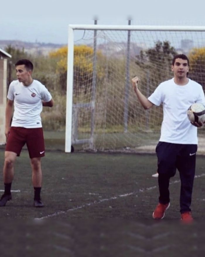 Arnau jugando al fútbol